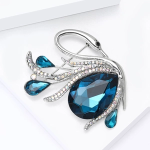 Elegante spilla a cigno in argento con cristallo blu intenso e strass scintillanti