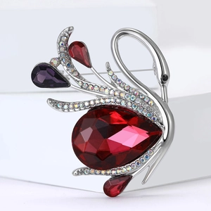 Elegante spilla a cigno in lega d'argento con cristallo rosso e strass per donne
