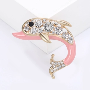 Broche dauphin étincelante en alliage avec émail rose et strass sur socle blanc