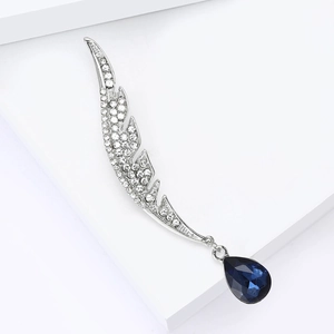 Broche élégante en forme d'aile avec strass blancs et pendentif en cristal bleu foncé