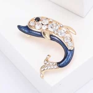 Broche dauphin en émail bleu et strass blancs sur une base en métal doré chic
