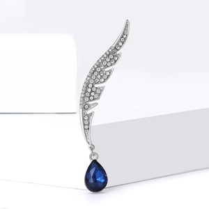 Broche plume argentée avec cristaux blancs et pendentif goutte de pierre bleu foncé