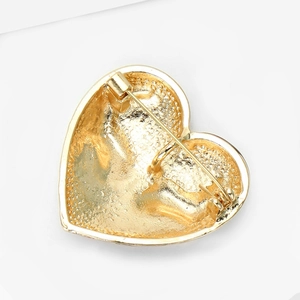 Makroaufnahme der goldenen Metalllegierung Herzbrosche Rückseite mit Sicherheitsverschluss