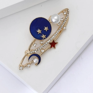 Spilla galassia in smalto con perle e strass bianchi su base in lega dorata