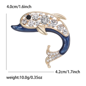 Broche dauphin en émail à la mode avec cristaux étincelants et mesures sur fond blanc