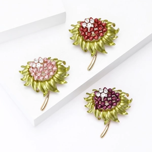Squisite spille a girasole in smalto con strass brillanti in tre colori vivaci