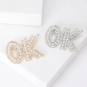 Élégante Broche Lettre OK Avec Künstliche Perle D'imitation Et Strass Pour Femmes Hommes Broche Revers En Alliage Bijoux Mode