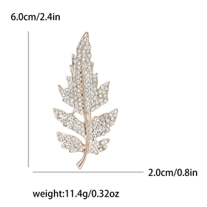 Broche élégante en forme de feuille d'érable avec cristaux et alliage doré, 6,0 cm