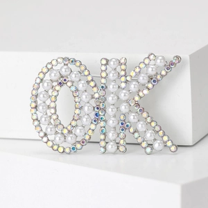 Broche lettre OK élégante avec perles blanches et cristaux AB sur cadre argenté