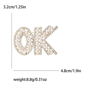 Broche lettre OK élégante avec perles blanches et strass colorés plaqué or brillant
