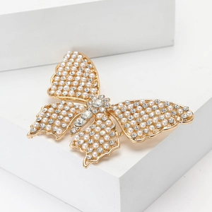 Broche papillon dorée avec perles blanches et strass brillants pour costumes élégants
