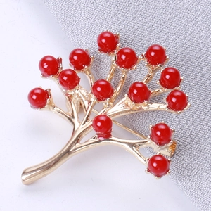 Élégante broche feuille dorée avec treize perles rouges pour manteaux et foulards