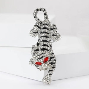Détail macro d'une broche tigre avec strass blancs incrustés et émail noir élégant