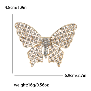 Broche papillon dorée avec perles et strass, mesurant 4,8 cm par 6,9 cm de large