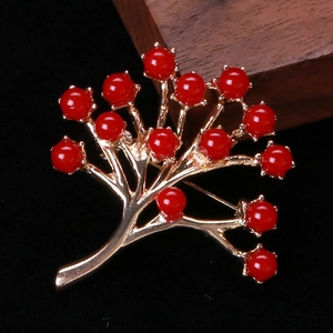 Vue macro d'une broche branche dorée avec des grappes de baies rouges vibrantes