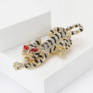 Broche tigre exquise en alliage doré avec strass blancs et détails en émail noir