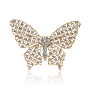 Broche papillon dorée exquise avec perles blanches et strass sur fond blanc épuré