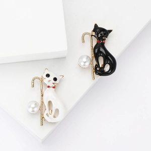 Simpatica Spilla a Gatto in Smalto Con Bastone Finta Perla Lega Animale Breastpin Per Donna Camicia Cardigan Accessori Gioielli