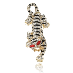 Broche tigre vintage dorée avec strass blancs et yeux rouges sur fond blanc