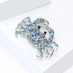 Detail der Vintage Krabbenbrosche mit blauen Kristallen auf silbernem Metallfuß