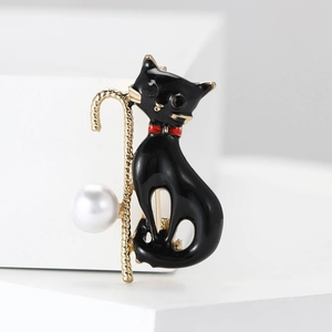 Graziosa spilla gatto in smalto nero con bastone dorato e perla su base bianca