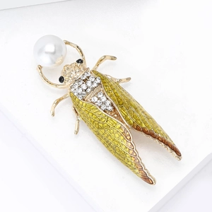 Exquisite goldene Zikaden-Brosche mit weißer Perle und funkelnden Kristall-Strasssteinen