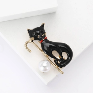 Spilla gatto in smalto nero con papillon rosso e bastone dorato con perla sintetica