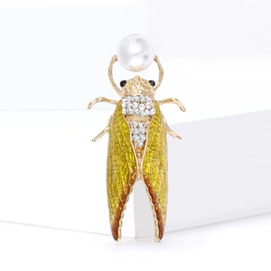 Broche cigale élégante avec ailes en émail vert, perles blanches et strass étincelants