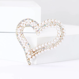 Eleganter goldener Herz-Anstecknadel mit Perlen und Strass auf weißem Hintergrund