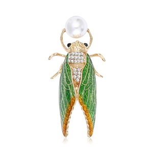 Exquise broche cigale dorée avec ailes en émail, strass brillants et une perle blanche
