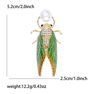 Élégante broche cigale avec ailes en émail vert et perle blanche sur monture dorée