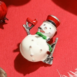 Süße weiße Emaille-Schneemann-Brosche mit rotem Hut und grünem Schal als Winter-Schmuck