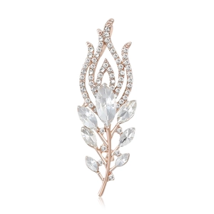 Elegant peacock feather brooch with sparkling rhinestones in a rose gold finish