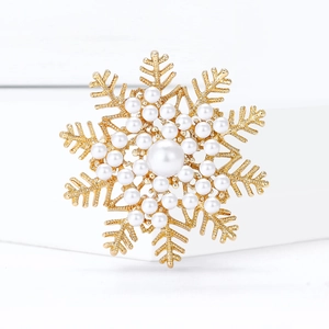 Elegant snowflake pearl brooch in gold plating with rhinestones for sweaters and shirts