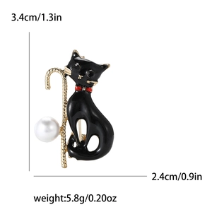 Spilla gatto in smalto nero con fiocco rosso e perla, dettagli di dimensioni e peso