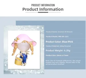 Détail de la broche émaillée fille mignonne en robe bleue et chapeau rose, 28mm par 21mm