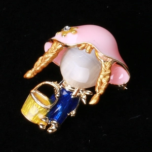 Broche mignonne style japonais fille avec chapeau rose et finition émail coloré