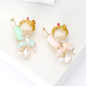Cartoon Nurse Syringe Brooch Pin Alloy Enamel Medical Professional Badge For Nurse Doctor Gift Professional Suit Decoration