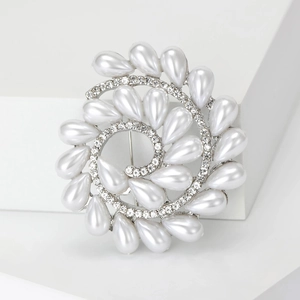 Elegante broche de espiral plateado con perlas brillantes y diamantes de imitación