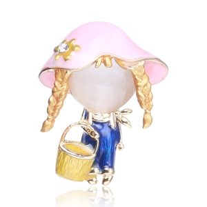 Détail de broche fillette dessin animé avec chapeau rose et tête en pierre œil de chat