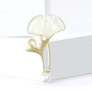Elegante broche de hoja de ginkgo con nácar blanco y metal dorado para abrigos