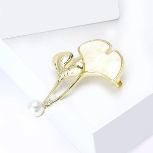 Broche de hoja de ginkgo con perla natural de agua dulce y cristal en acabado dorado