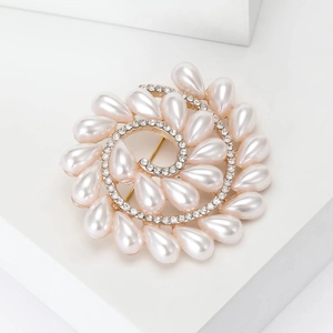 Primer plano del broche en espiral con perlas de gota y microengaste de diamantes