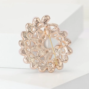 Elegante broche floral hueco en oro rosa con un cierre de seguridad giratorio seguro
