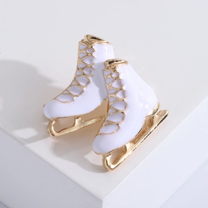 Broches creativos de patines de hielo en esmalte blanco con acabado de metal dorado