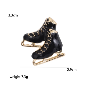 Broche creativo de esmalte de patines de hielo en negro y oro para amantes del deporte