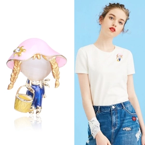 Broche fille dessin animé japonais avec chapeau de soleil rose et salopette bleue déco