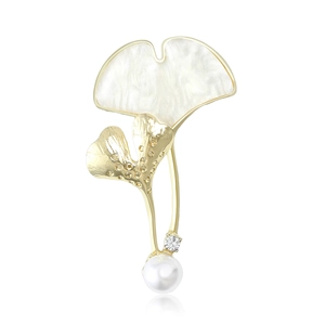 Elegante Broche de Hoja de Ginkgo Con Nácar Perla de Agua Dulce de Imitación Strass Aleación Pin Dorado para Mujer Traje Abrigo Joyería
