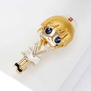 Charmante broche d'infirmière en alliage doré avec émail blanc et emblème croix rouge