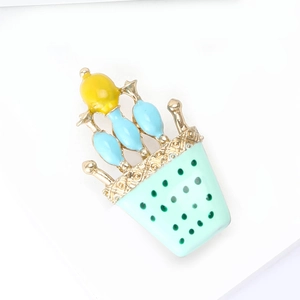 Broche créative en émail plante en pot avec citron jaune et gouttes bleues sur cadre doré